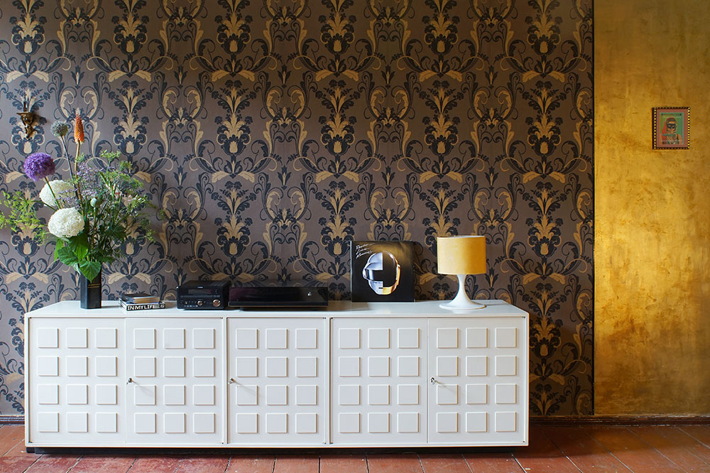 Weißes 70er-Jahre Sideboard vor Morris Tapete in Berliner Altbau Wohnung. Gelungener Mix und Match von Stilen.